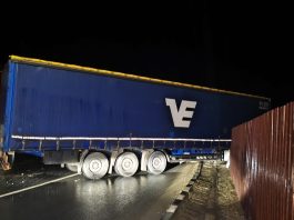Un TIR a intrat într-o casă pe DN1, la Scoreiu. Traficul a fost blocat