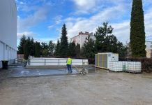 Foto. Se montează patinoarul de la Victoria. Primarul Camelia Bertea vrea acces gratuit pentru copii. Patinoarul a fost cumpărat de Primăria Victoria în urmă cu doi ani