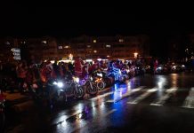 Tradiţia merge mai departe la Făgăraş. Moş Crăciun pe două roţi a străbătut orașul și a împărţit daruri