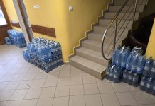 Cetățenii comunei Ucea primesc apă îmbuteliată de la Primărie. Vedeți unde sunt centre de distribuție apă