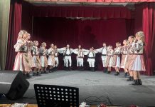Foto. Ansamblul ,,Fagăraşul” în spectacolul de Crăciun. Peste 100 de copii, instruiți familia Ionuț, duc tradiția jocului popular românesc mai departe