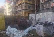 Video și Foto. Încă un proiect european eșuat al Primăriei Făgăraș. Șantier abandonat la Bl. 6 din strada Câmpului. Constructorul și-a luat ,,jucăriile“ și a plecat, lăsând lucrările nefinalizate, iar în curtea blocului, o groapă de gunoi. Alți făgărășeni revoltați