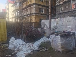Video și Foto. Încă un proiect european eșuat al Primăriei Făgăraș. Șantier abandonat la Bl. 6 din strada Câmpului. Constructorul și-a luat ,,jucăriile“ și a plecat, lăsând lucrările nefinalizate, iar în curtea blocului, o groapă de gunoi. Alți făgărășeni revoltați