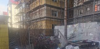 Video și Foto. Încă un proiect european eșuat al Primăriei Făgăraș. Șantier abandonat la Bl. 6 din strada Câmpului. Constructorul și-a luat ,,jucăriile“ și a plecat, lăsând lucrările nefinalizate, iar în curtea blocului, o groapă de gunoi. Alți făgărășeni revoltați