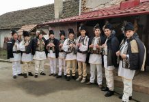 Foto și Video. Ceata de feciori din satul Rucăr a vestit Nașterea Domnului în fiecare casă. Colindele specifice satului