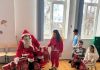 Foto și Video. Serbarea Crăciunului pentru copiii de la grădinițele din Cincu și Toarcla. Primarul comunei, Gheorghe Mirca, l-a adus pe Moș Crăciun cu daruri pentru prichindei