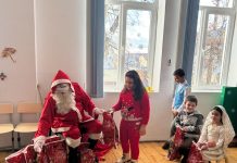 Foto și Video. Serbarea Crăciunului pentru copiii de la grădinițele din Cincu și Toarcla. Primarul comunei, Gheorghe Mirca, l-a adus pe Moș Crăciun cu daruri pentru prichindei