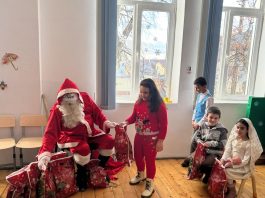 Foto și Video. Serbarea Crăciunului pentru copiii de la grădinițele din Cincu și Toarcla. Primarul comunei, Gheorghe Mirca, l-a adus pe Moș Crăciun cu daruri pentru prichindei