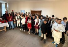 Foto și Video. Primii colindători la Primăria Voila, elevii de la școala gimnazială. ,,Ne-au oferit un moment cu adevărat magic“ spune primarul Rodica Marcu