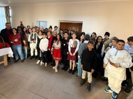 Foto și Video. Primii colindători la Primăria Voila, elevii de la școala gimnazială. ,,Ne-au oferit un moment cu adevărat magic“ spune primarul Rodica Marcu