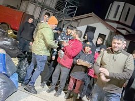 Video și Foto. Donațiile oamenilor de bine au ajuns la comunitatea de la Valea Plopului. ,,Mulțumin tuturor celor care s-au implicat“ spune Ioan Băcilă, care organizează aceste campanii de ajutorare