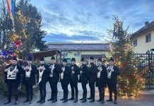 Foto. 11 tineri în Ceata de feciori de la Beclean. ,,Ridicatul vătafului“ în Ajunul praznicului Sfântul Nicolae. Primul joc la căminul cultural