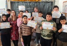 Foto. Curs gratuit de engleză la Homorod. Zece elevi din minoritățile romă și maghiară au fost instruiți pentru promovarea turismului local