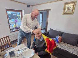Video și Foto. Primarul Ovidiu Ovesea l-a felicitat pe cel mai vârstnic localnic din comuna Părău. Vasile Filip a împlinit 100 de ani