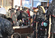 ,,Fuga Lolelor“, festivalul măștilor la Cincu, 31 ianuarie 2026. Evenimentul debutează cu ,,Judecata nărozilor“ în fața Primăriei Cincu