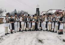 Foto și Video. Boboteaza, la Rucăr: sfințirea apei și jocul Cetei de feciori. O frumoasă paradă a portului popular