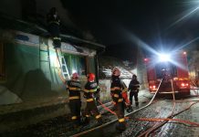 Video și Foto. O casă din Rucăr a luat foc. Incendiu s-a manifestat cu flacără deschisă. Paguba este totală