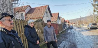 Foto și Video. Revolta locatarilor de pe strada Livezii din Făgăraș. Noroaie până la glezne, dar impozit majorat cu 110%. ,,S-au asfaltat străzi în câmp, dar aici primarul nu vrea să asfalteze. Ne minte de 10 ani“