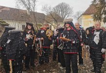 Foto și Video. Măști, bice, tălăngi, la Fuga Lolelor de la Cincu. Obiceiul vechi de secole a atras sute de participanți. Uneltele și lada breslei cizmarilor, surpriza de la Muzeul Lolelor