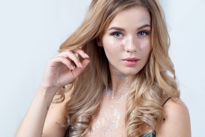 Charming,Cheerful,Blonde,With,Long,Wavy,Hair,And,Sparkling,Makeup.