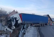 Tir ieșit în decor pe DN1, la Scoreiu. Trafic restricționat