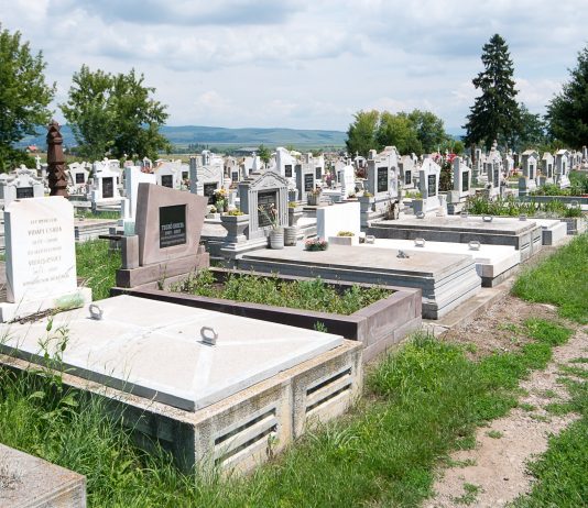 Înșelăciune cu servicii funerare, la Codlea. Bărbatul a fost reținut