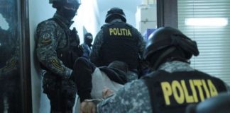 Video. Percheziții la Veneția de Jos la dealeri de droguri. Trei persoane au fost conduse la audieri. Alte două persoane, prinse în flagrant cu droguri, au fost arestate