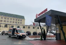 Un băiat de 11 ani a pornit mașina și și-a accidentat mama. Femeia a ajuns la UPU Sibiu