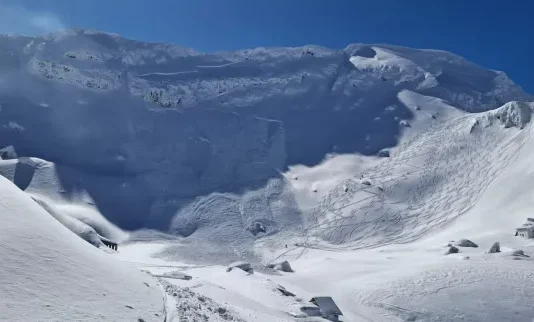 Avalanșă de mari dimensiuni la Bâlea Lac, în zona turistică. Meteorologii au emis o avertizare de un risc MARE de avalanșă, gradul 4 din 5