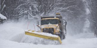 Se circulă în condiții de iarnă. DRDP Brașov acționează pe șoselele din centrul țării pentru deszăpezire