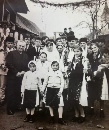 e325d4d5-b24e-4946-9a64-2d6ad38d0f50-352x420