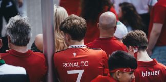 Suporterii care citesc meciurile ca niște analiști