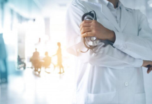 „Deci… în mod normal, când veniţi la doctor doamnă, ciocul mic”: Experiența neplăcută trăită la ginecologul unei clinici private de o femeie, care vrea să facă plângere la Colegiul Medicilor