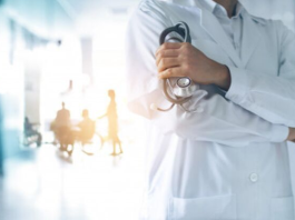 „Deci… în mod normal, când veniţi la doctor doamnă, ciocul mic”: Experiența neplăcută trăită la ginecologul unei clinici private de o femeie, care vrea să facă plângere la Colegiul Medicilor