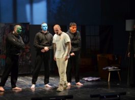 VIDEO. Invitație la teatru luni, 2 martie, ora 19.00, Teatrul Dramatic ,,Sică Alexandrescu“ Brașov. Piesa ,,Cinci avioane în șate ani“, o poveste din spatele gratiilor despre lupta cu dependența, actori fiind deținuții Penitenciarului Arad