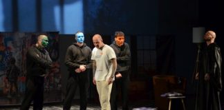 VIDEO. Invitație la teatru luni, 2 martie, ora 19.00, Teatrul Dramatic ,,Sică Alexandrescu“ Brașov. Piesa ,,Cinci avioane în șate ani“, o poveste din spatele gratiilor despre lupta cu dependența, actori fiind deținuții Penitenciarului Arad