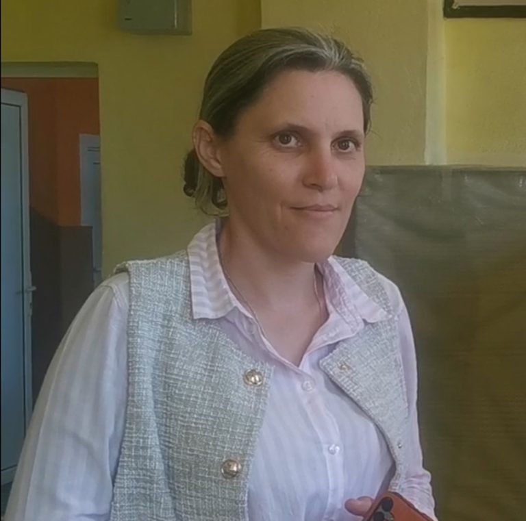 Scandalul de la școala din Cincu nu s-a încheiat. ,,Nu vom mai trimite copiii la școală până directoarea nu este demisă“ spun majoritatea părinților. Inspectorul școlar zonal vrea să ascundă scandalul sub preș  