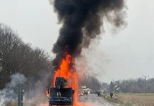 O automacara în flăcări pe DN1, în zona Voila. Șoferul a reușit să iasă la timp din mașină