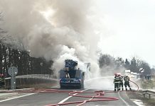 Foto. O automacara în flăcări pe DN1, în zona Voila. Șoferul a reușit să iasă la timp din mașină