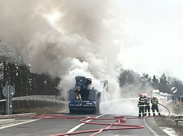 Foto. O automacara în flăcări pe DN1, în zona Voila. Șoferul a reușit să iasă la timp din mașină