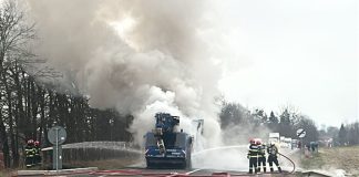 Foto. O automacara în flăcări pe DN1, în zona Voila. Șoferul a reușit să iasă la timp din mașină