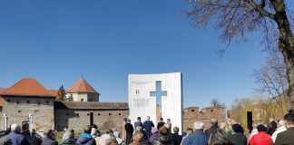 Foto și Video. Comemorare la Monumentul Rezistenței Anticomuniste din Făgăraș. Nici în acest an n-au fost pomenite numele eroilor care s-au sacrificat pentru libertatea noastră de astăzi