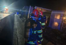 Un autotren încărcat cu îngrășăminte chimice s-a răsturnat, noaptea trecută, pe DN 13, în localitatea Hoghiz. Pe carosabil au fost scurgeri de combustibil