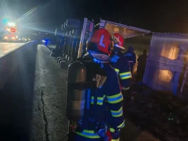 Un autotren încărcat cu îngrășăminte chimice s-a răsturnat, noaptea trecută, pe DN 13, în localitatea Hoghiz. Pe carosabil au fost scurgeri de combustibil