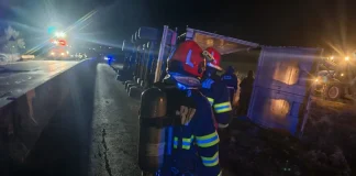 Un autotren încărcat cu îngrășăminte chimice s-a răsturnat, noaptea trecută, pe DN 13, în localitatea Hoghiz. Pe carosabil au fost scurgeri de combustibil