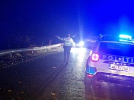 Urmărire în miez de noapte pe un drum județean spre Gura Văii. Un bărbat fără permis a fugit de poliție cu o mașină furată