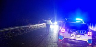 Urmărire în miez de noapte pe un drum județean spre Gura Văii. Un bărbat fără permis a fugit de poliție cu o mașină furată
