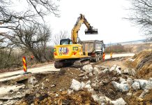 Foto. Se lucrează la modernizarea tronsonul Șoarș-Bărcut al DJ 104D. Proiectul este susținut de la bugetul Județului