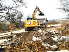 Foto. Se lucrează la modernizarea tronsonul Șoarș-Bărcut al DJ 104D. Proiectul este susținut de la bugetul Județului