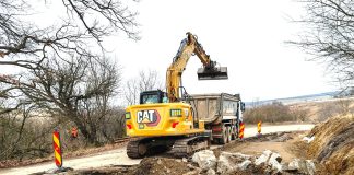 Foto. Se lucrează la modernizarea tronsonul Șoarș-Bărcut al DJ 104D. Proiectul este susținut de la bugetul Județului